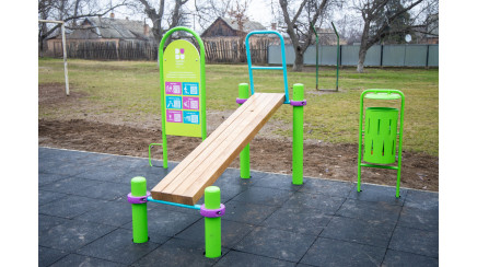 Bench with an emphasis for the press